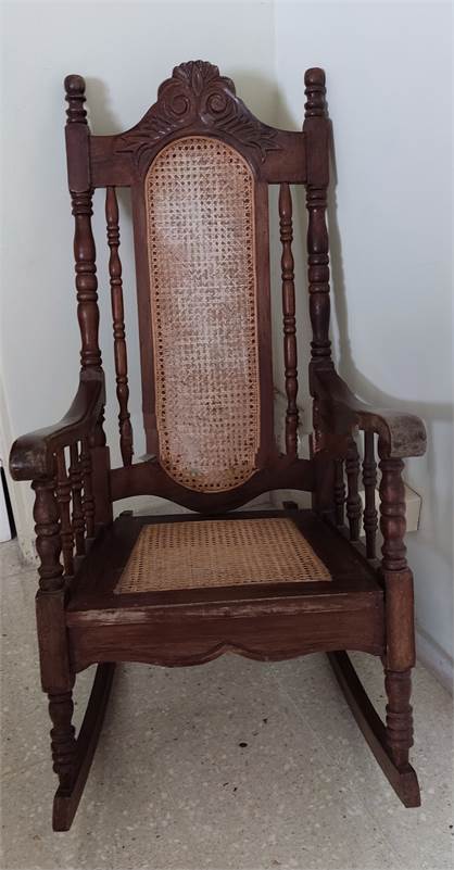 SE VENDE SILLA MECEDORA DE MADERA