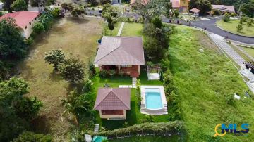 ACOGEDORA CASA DE MONTA&Ntilde;A DE 2 DORMITORIOS CON PISCINA