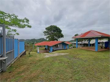 Se vende amplio terreno con hermosa casa cercano a la Vía Interamericana