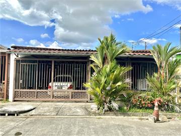 ID22225 Buena casa en Praderas de San Lorenzo, 3 rec, 1 baño