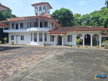 Mansion + 2 casas sobre 1.3 Hectareas cerca de la playa, Santa Clara