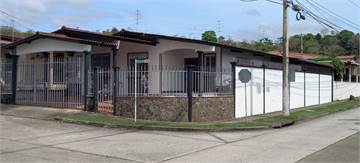 Casa de Esquina Cercada en Venta con 5 cuartos y 3 Sanitarios en Brisas del Golf 